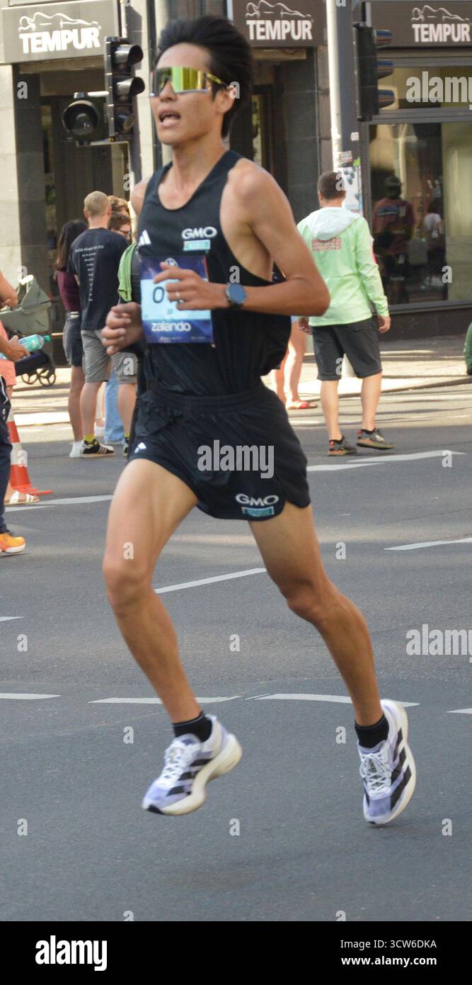 Berlin - 21. September 2025 - der japanische Athlet Aoi Ota läuft während des Berlin-Marathons entlang der Leipziger Straße. (Foto: Markku Rainer Peltonen) Stockfoto
