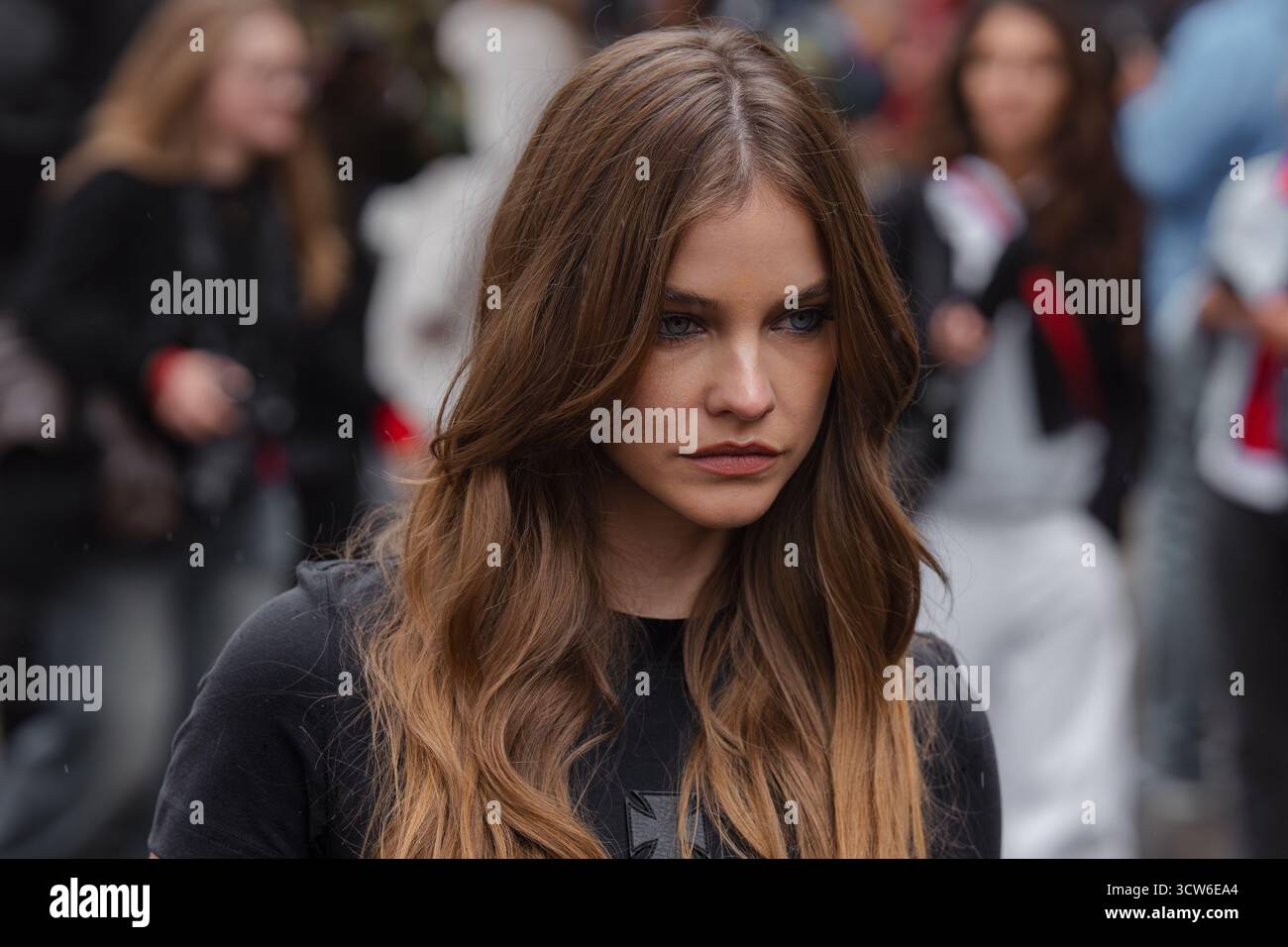 Barbara Palvin bei Vetements for Paris Fashion Week Damenbekleidung Sommer/Frühling 2026 Stockfoto