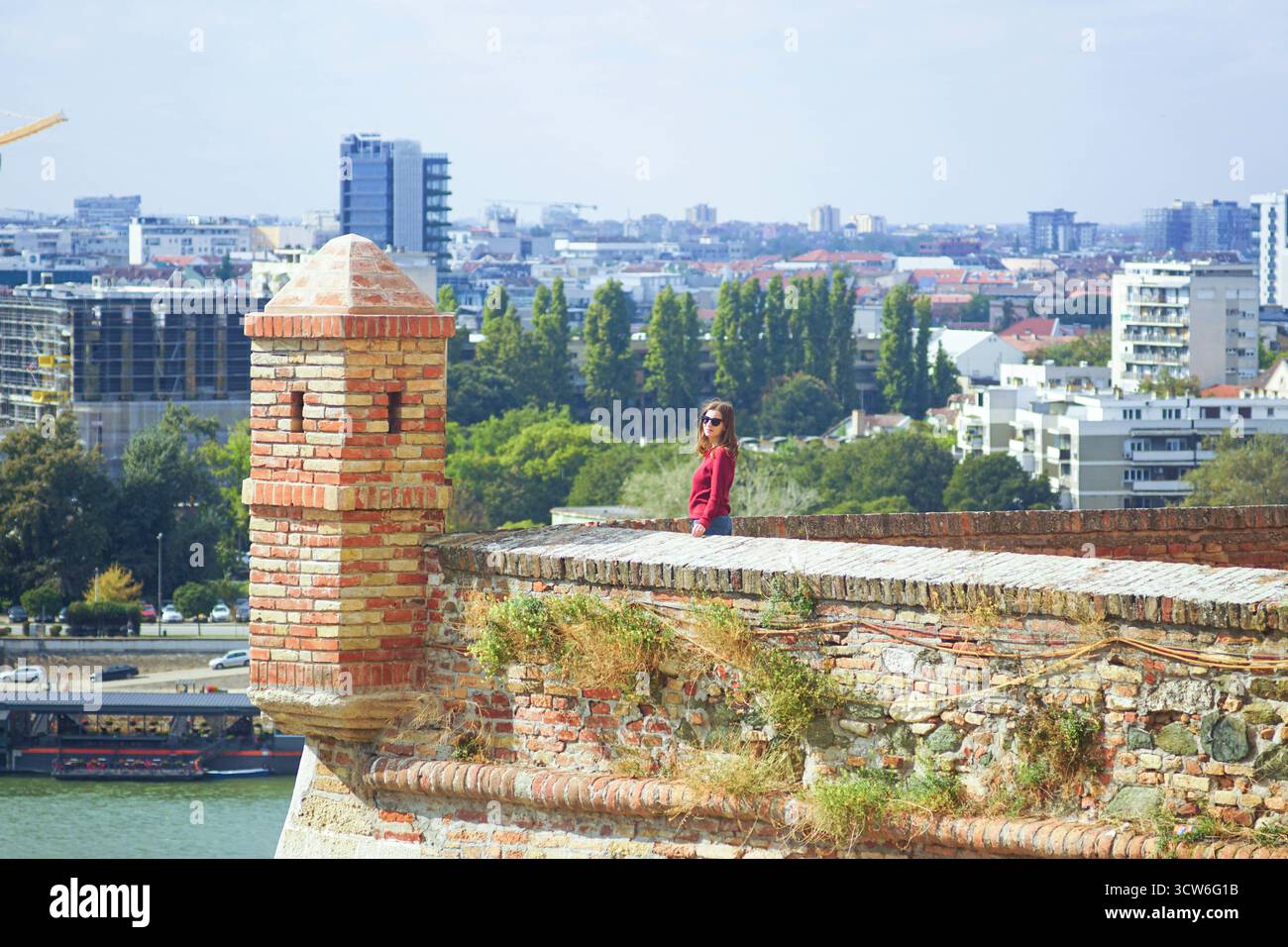 Weibliche Touristen genießen den malerischen Ausblick von der Petrovaradin Festung. Konzepte für Balkan Reiseziel, Vojvodina Region Wahrzeichen, Novi Sad Tourismus Stockfoto