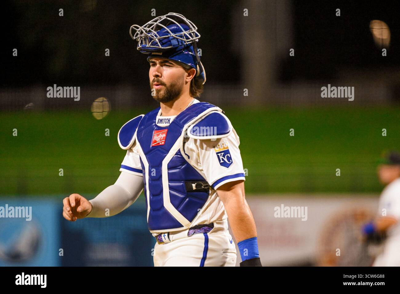 Überraschung Saguaros-Fänger Blake Mitchell (8) geht zurück zum Teller, nachdem er sich im zweiten Inning während eines Baseballspiels der MLB Arizona Fall League am Mittwoch, den 8. Oktober 2025, als Überraschung, Arizona. Die Saguaros besiegten die Desert Dogs 11-10 (Thomas Fernandez/Image of Sport). Stockfoto