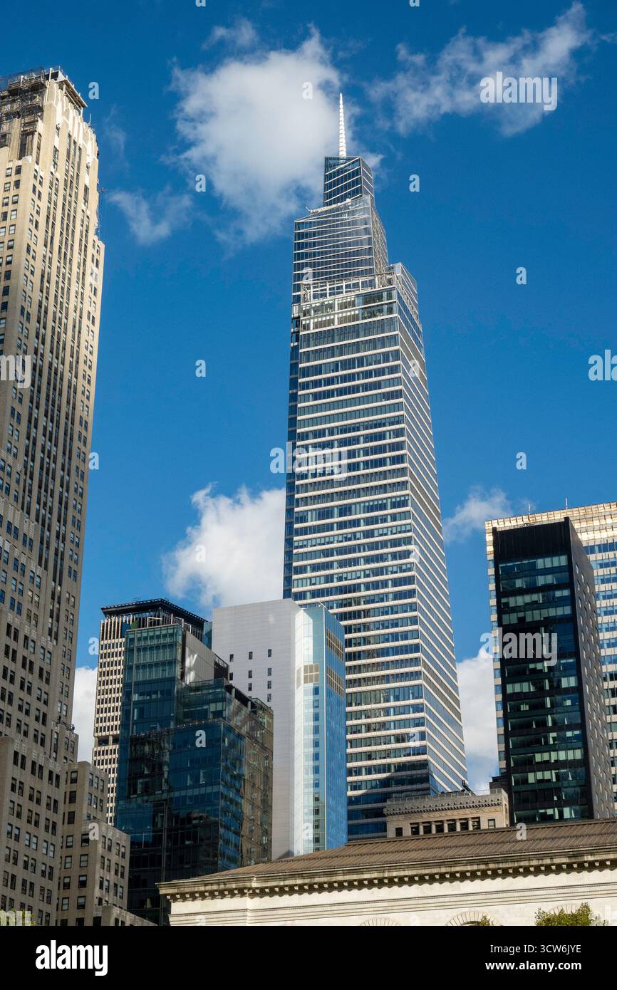 500 Fifth Avenue und ein Vanderbilt Tower über der öffentlichen Bibliothek und Bryant Park, New York City, USA 2025 Stockfoto