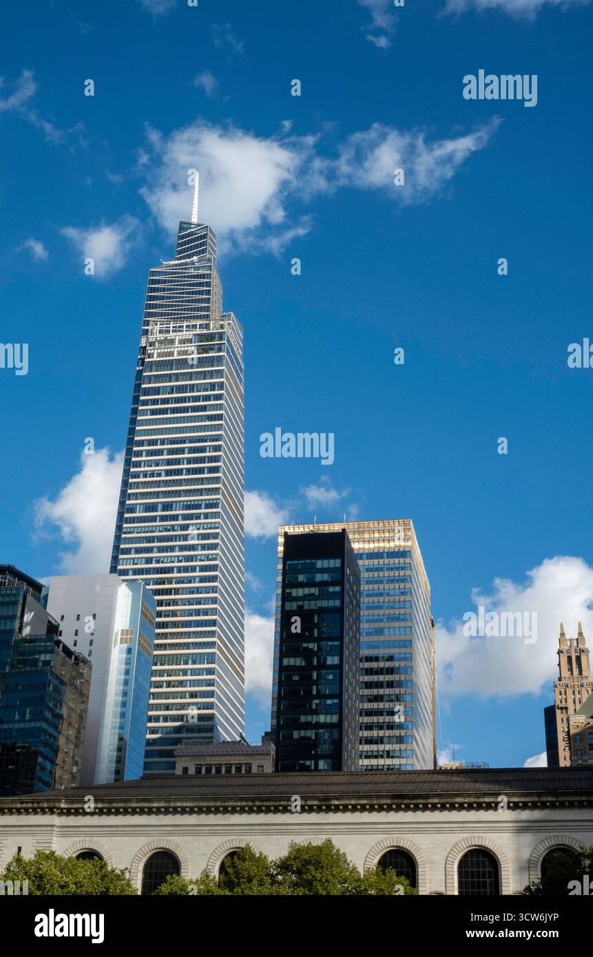 500 Fifth Avenue und ein Vanderbilt Tower über der öffentlichen Bibliothek und Bryant Park, New York City, USA 2025 Stockfoto