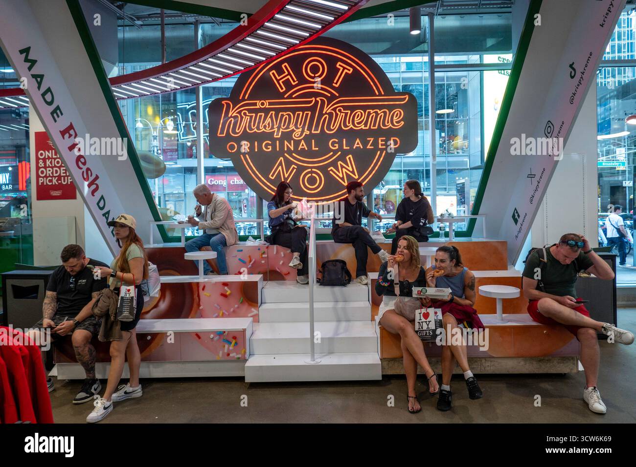Krispy Kreme Doughnuts bietet heißes und frisches Gebäck 24/7 und befindet sich am Times Square, 2025, New York City, USA Stockfoto