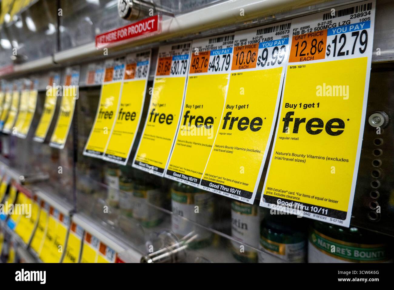 Verkaufsschilder in einer CVS Drugstore and Pharmacy, New York City, USA 2025 Stockfoto