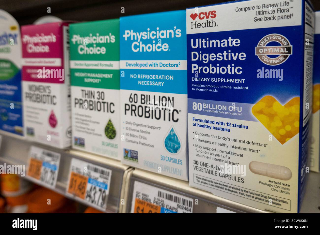 Produktpräsentation in einer CVS-Drogerie und -Apotheke, New York City, USA 2025 Stockfoto