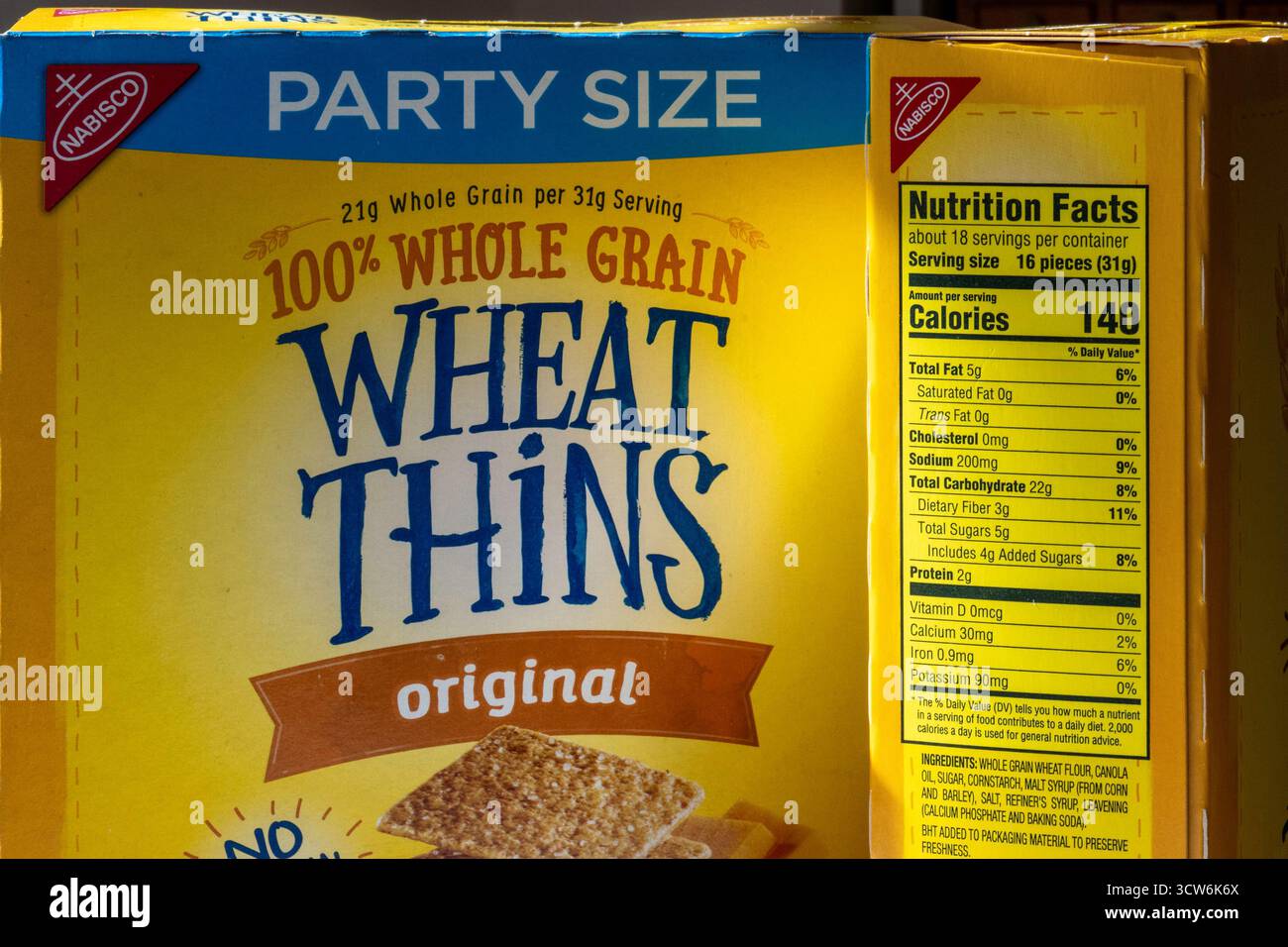 Nahaufnahme von Boxen in Partygröße mit Wheat Thins Crackern, die die Frontplatte und Nährwerte zeigen, 2025, USA Stockfoto