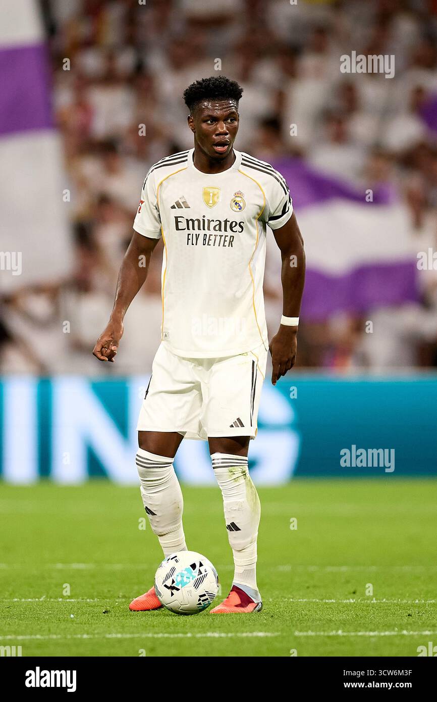 Aurelien Tchouameni von Real Madrid wird während des Spiels La Liga EA Sports zwischen Real Madrid und Villarreal CF im Estadio Santiago in Aktion gesehen Stockfoto