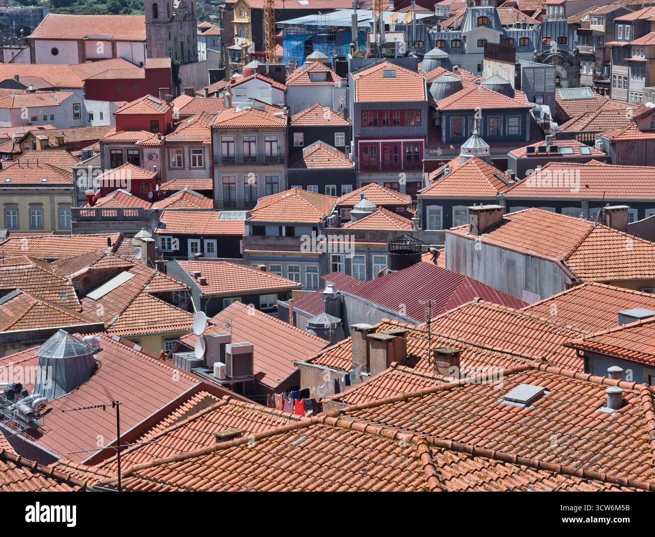 Dichte Dächer des historischen Zentrums von Porto, Portugal - aus der Nähe der dichten Ansammlung traditioneller Häuser mit Terrakottadächern Stockfoto