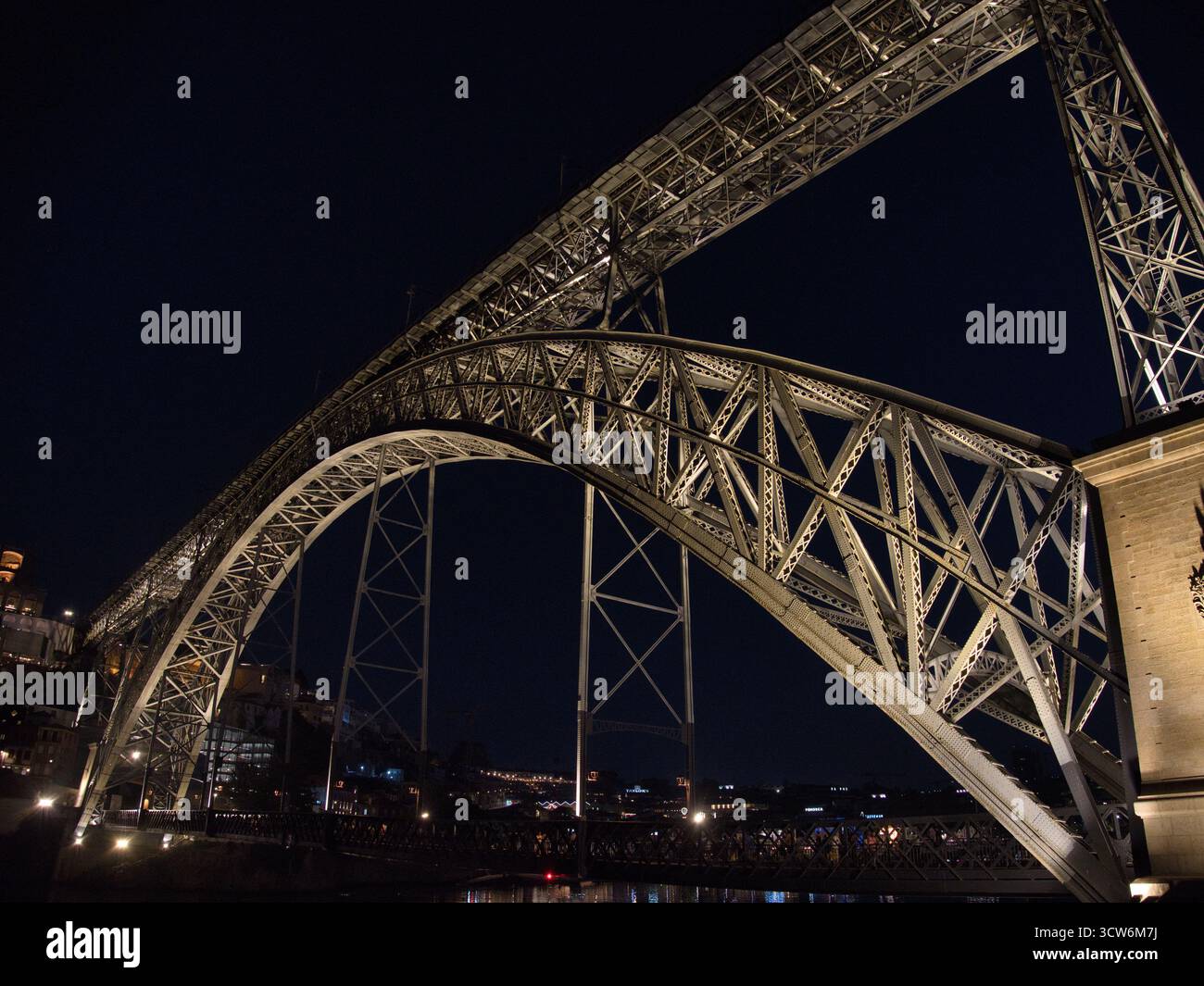 Dom Luís i Brückenbogen bei Nacht in Porto - aus der Nähe des Metallfachwerkbogens der Dom Luís i Brücke beleuchtet bei Nacht ag Stockfoto