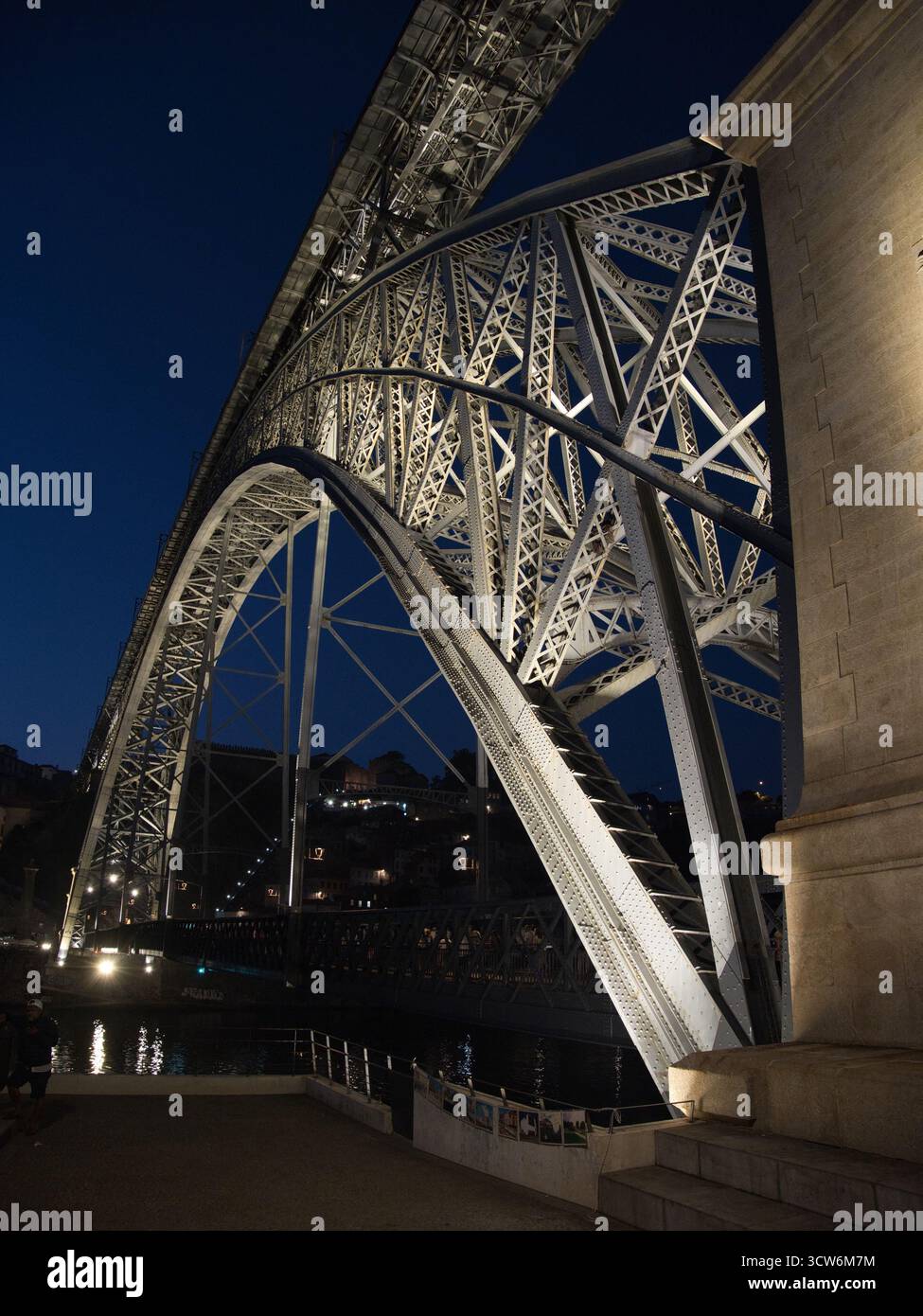 Dom Luís i Brückenbogen bei Nacht in Porto - aus der Nähe des Metallfachwerkbogens der Dom Luís i Brücke beleuchtet bei Nacht ag Stockfoto