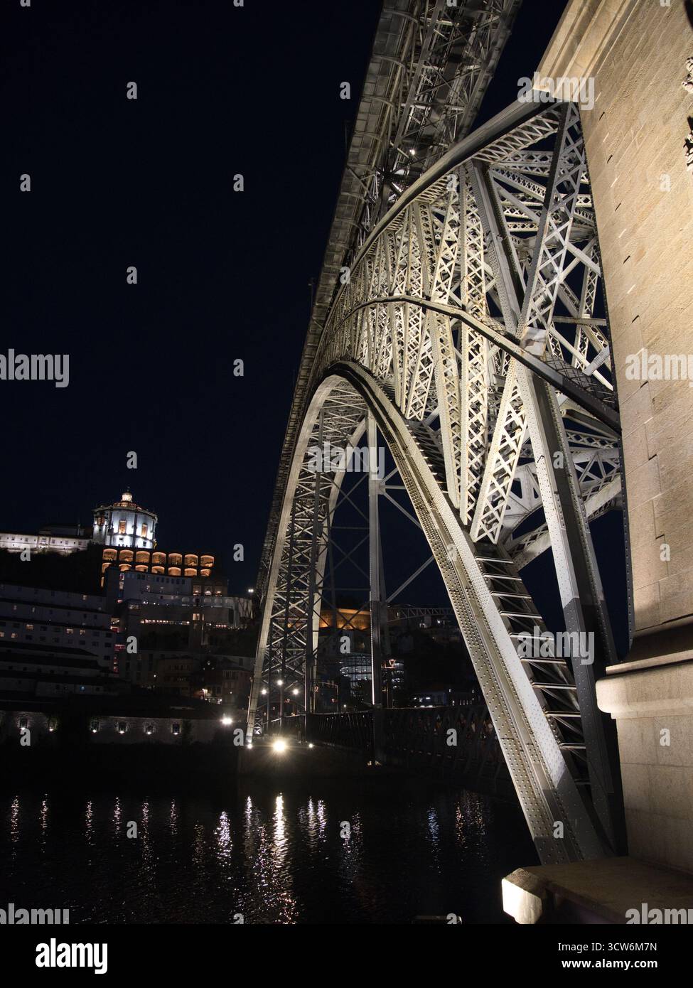 Dom Luís i Brückenbogen bei Nacht in Porto - aus der Nähe des Metallfachwerkbogens der Dom Luís i Brücke beleuchtet bei Nacht ag Stockfoto