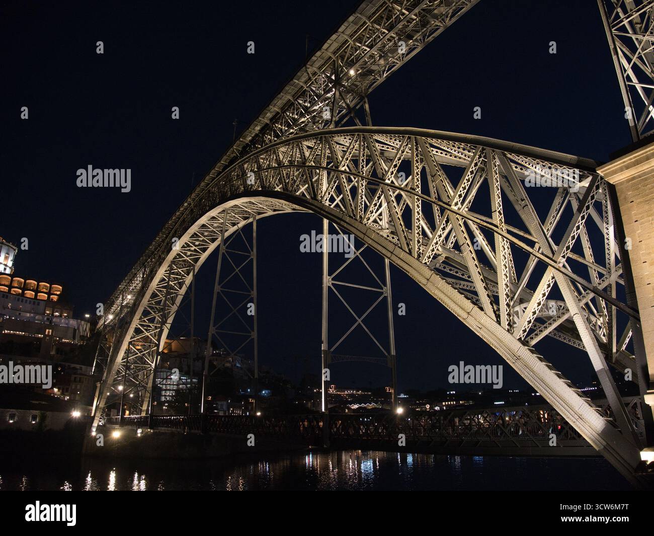 Dom Luís i Brückenbogen bei Nacht in Porto - aus der Nähe des Metallfachwerkbogens der Dom Luís i Brücke beleuchtet bei Nacht ag Stockfoto