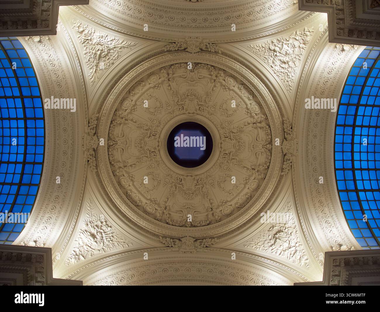 Grand Hall Dome Interior, Brussels Exchange – flacher Blick auf die gewölbte, verzierte Decke und Säulen im historischen Bourse-Gebäude i Stockfoto