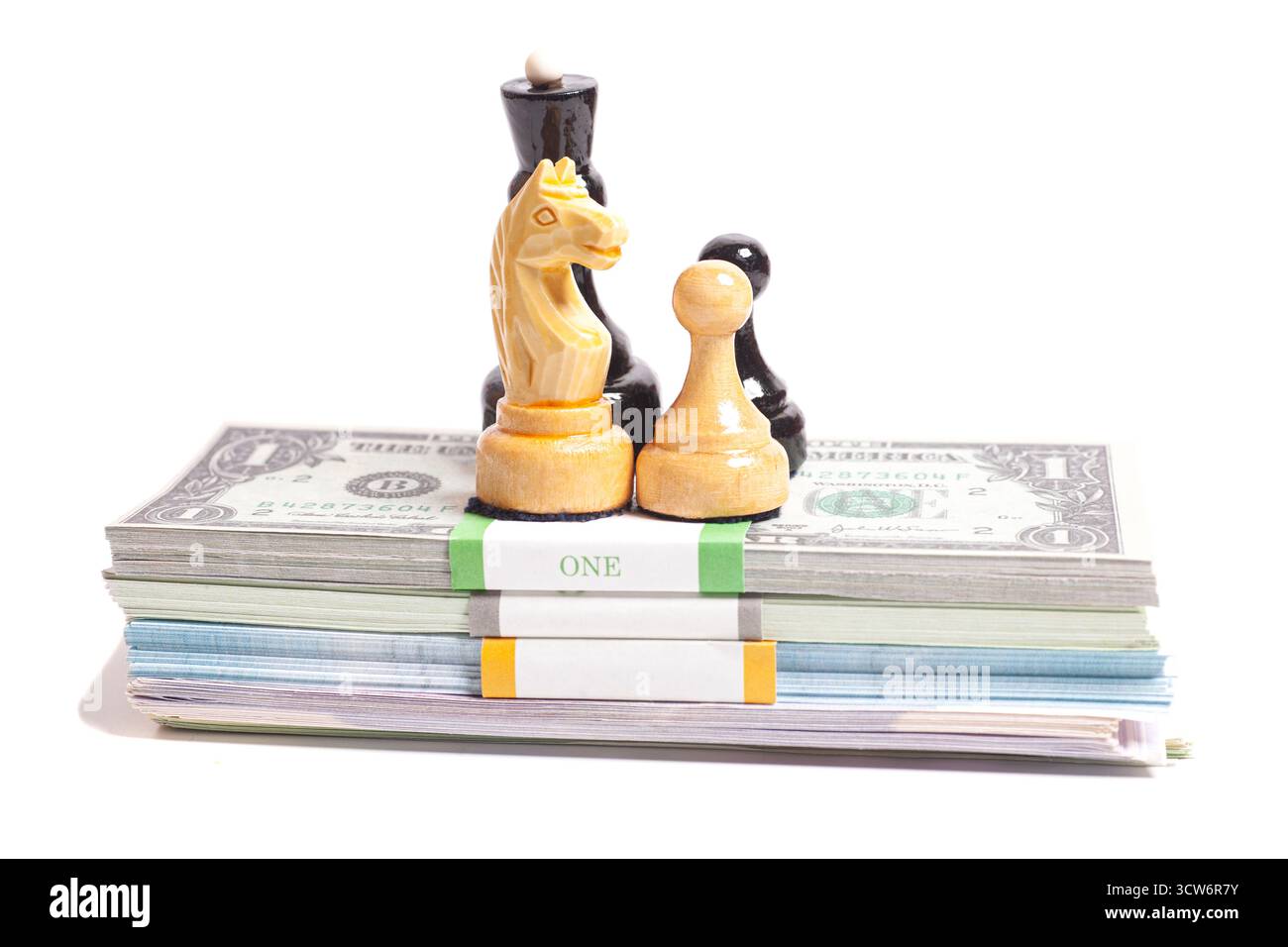 Schach mit einem Stapel Geld Stockfoto