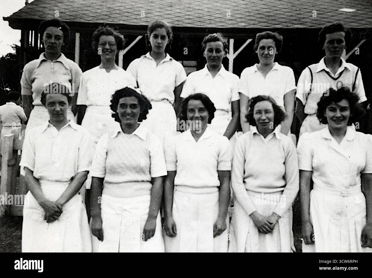 Frühe Pioniere des Ladies' Cricket: Es wird angenommen, dass es sich um das Northumberland Ladies Team handelt, das im Juni 1948 in Washington (Tyne and Wear, England) spielte. Aus einer kleinen Sammlung von Amateurfotos aus dem Jahr 1948. Stockfoto