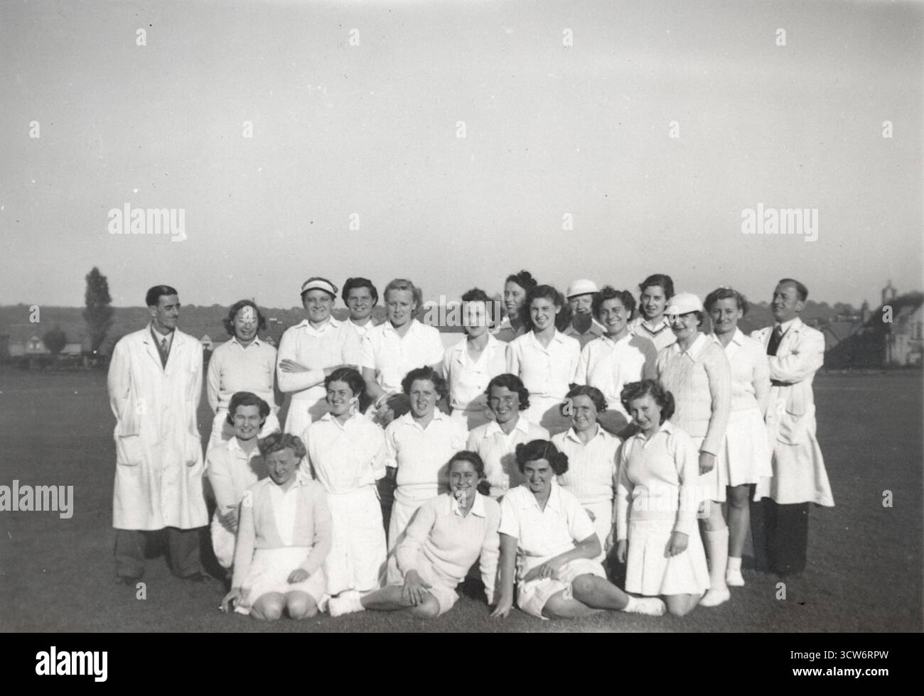 Frühe Pioniere des Ladies' Cricket: Ein Mannschaftsfoto, das vermutlich das Team der Durham Ladies ist, das im September 1948 gegen Northumberland in Chester-le-Street, Durham, England, spielte. Aus einer kleinen Sammlung von Amateurfotos aus dem Jahr 1948. Stockfoto