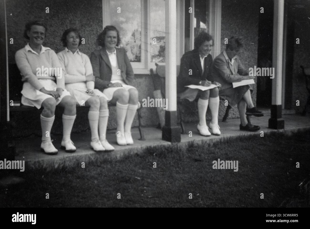 Frühe Pioniere des Ladies' Cricket: Die Elms, genaue Lage in England unbekannt. Spieler, die ein Team namens Peggy Sulman’s Team repräsentierten (Peggy spielte 1. Klasse Frauen-Cricket für Sussex). Aus einer kleinen Sammlung von Amateurfotos aus dem Jahr 1948. Stockfoto