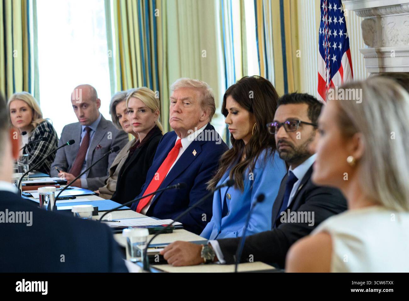 Präsident Donald J. Trump veranstaltet am 8. Oktober 2025 einen Rundtisch mit unabhängigen Journalisten über Antifa und innenpolitische Unruhen. Die Veranstaltung fand im Speisesaal des Weißen Hauses in Washington, D.C. statt und umfasste Mitglieder seines Kabinetts wie die Sekretärin für Heimatschutz Kristi Noem, FBI-Direktor Kash Patel und Generalstaatsanwalt Pam Bondi. Bild mit freundlicher Genehmigung des Weißen Hauses. Stockfoto