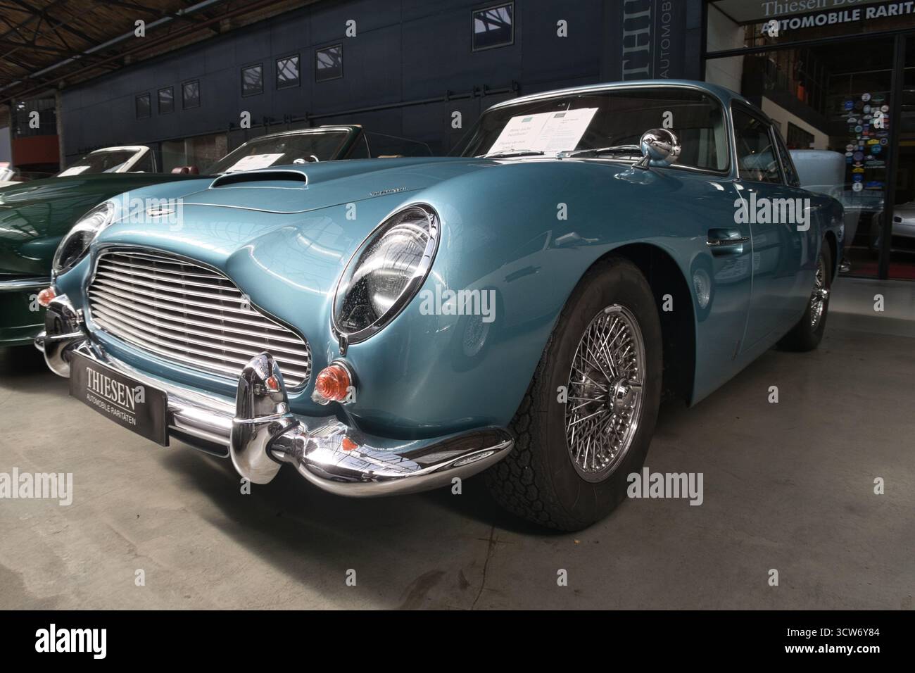 Kultiger Classic British GT Car Front – Nahaufnahme eines legendären hellblauen British GT Oldtimers mit Chromgrill und elegantem Drahtspitzer Stockfoto