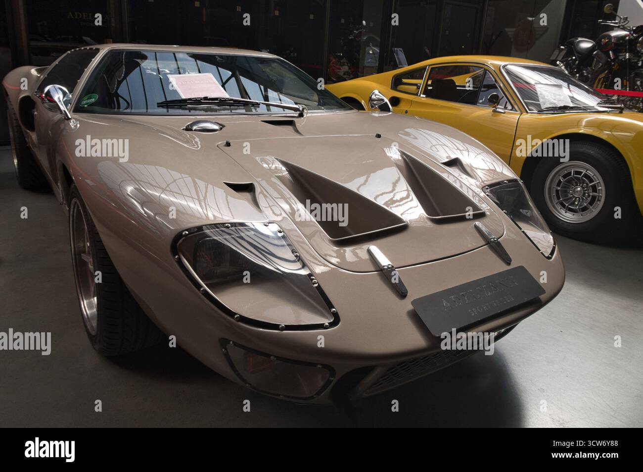 Legendärer Vintage Le Mans Prototyp – Niedrigwinkelaufnahme eines legendären Vintage Le Mans Sportwagens mit schlanker, leistungsstarker, breiter Karosserie und metall Stockfoto