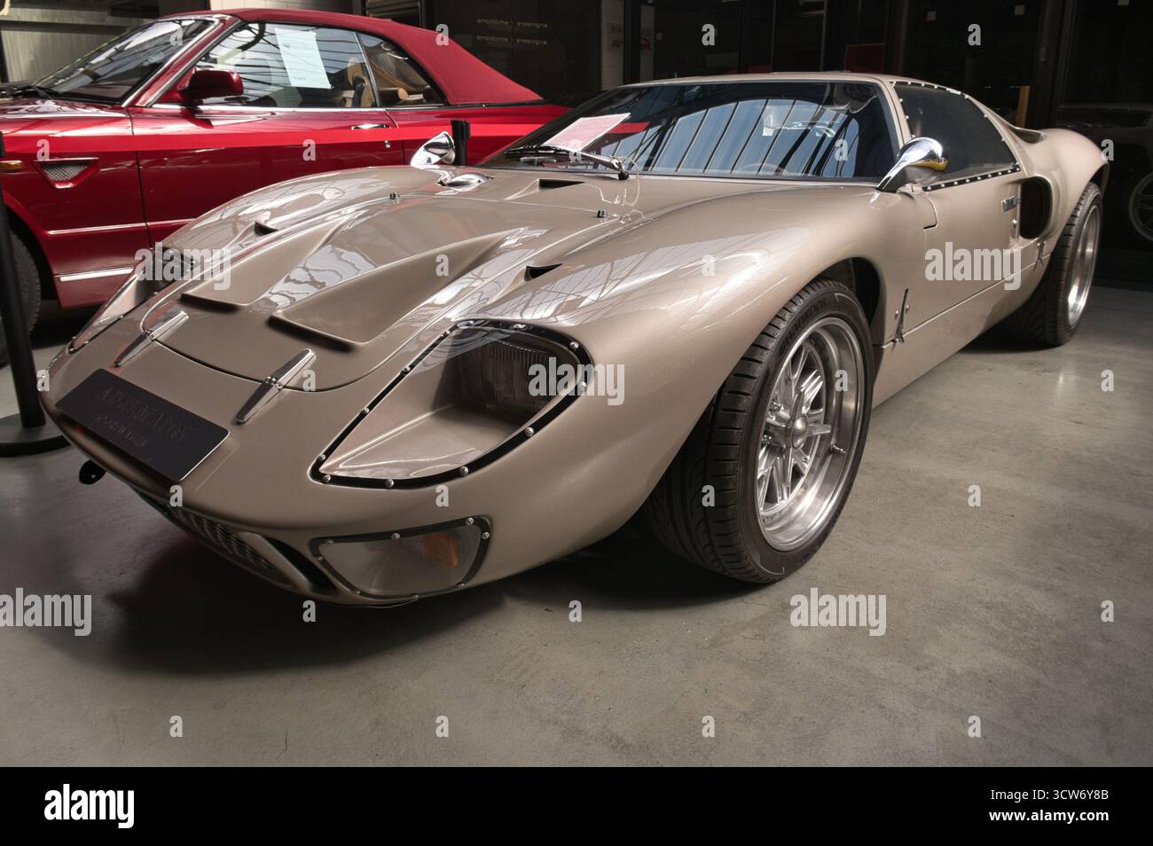 Legendärer Vintage Le Mans Prototyp – Niedrigwinkelaufnahme eines legendären Vintage Le Mans Sportwagens mit schlanker, leistungsstarker, breiter Karosserie und metall Stockfoto