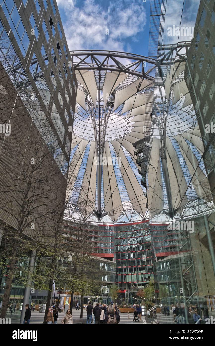 Futuristisches Dach des Sony Centers, Berlin - dramatischer Flachwinkelblick auf die ikonische segelartige Dachkonstruktion des Sony Centers am Potsdamer Platz, A m Stockfoto