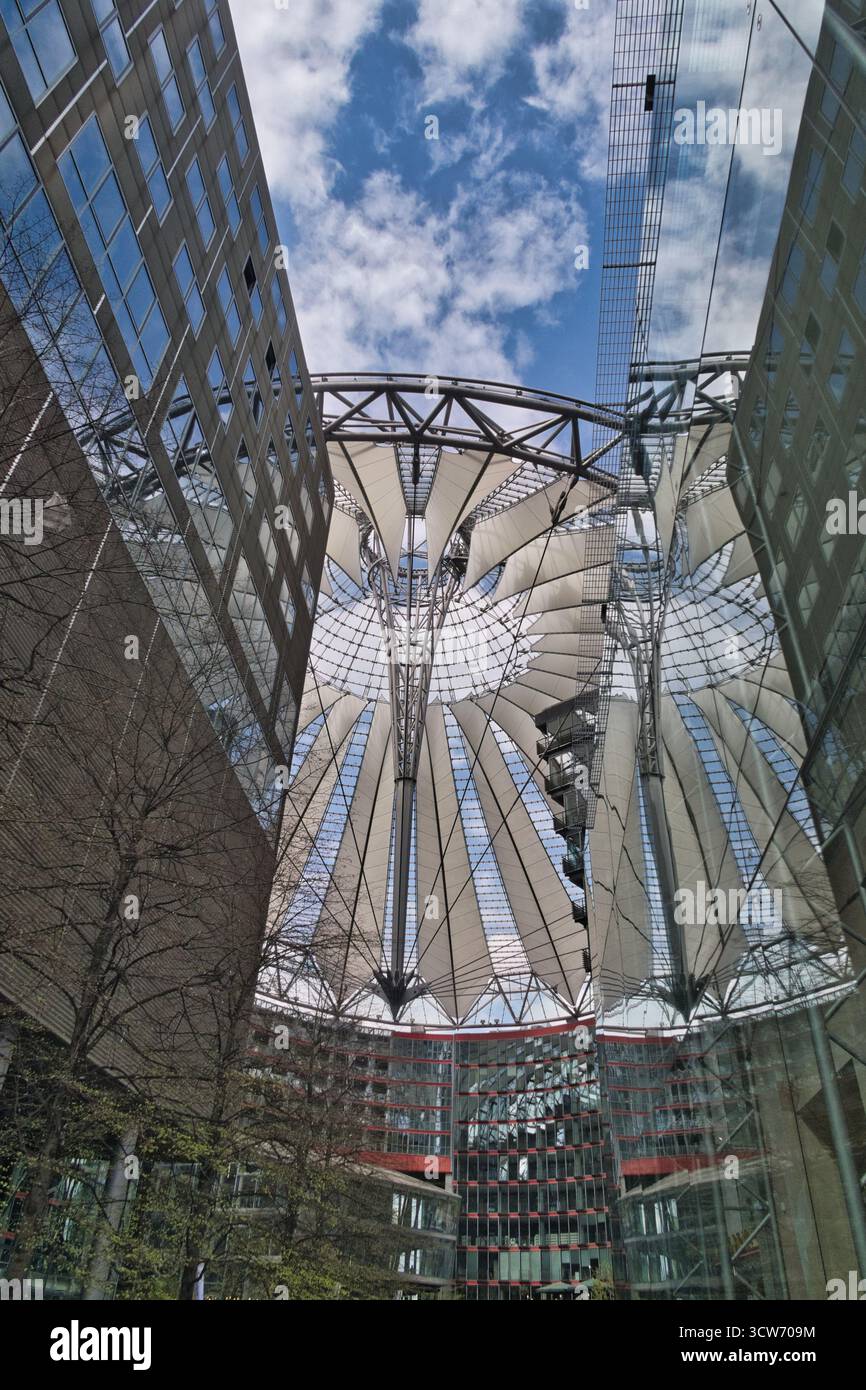 Futuristisches Dach des Sony Centers, Berlin - dramatischer Flachwinkelblick auf die ikonische segelartige Dachkonstruktion des Sony Centers am Potsdamer Platz, A m Stockfoto