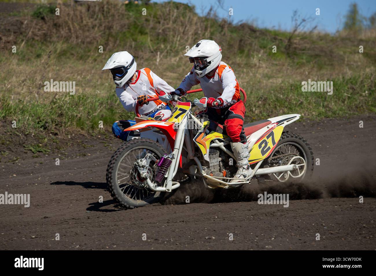 Sidecar Racing Motocross auf staubiger Strecke Stockfoto