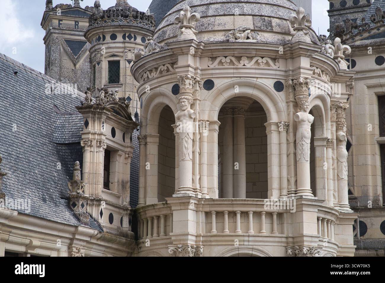 Chambord Renaissance Pavillon Skulptur - Nahaufnahme des reich verzierten Renaissance Pavillons auf dem Dach des Château de Chambord mit Skulpturen und Bogen Stockfoto