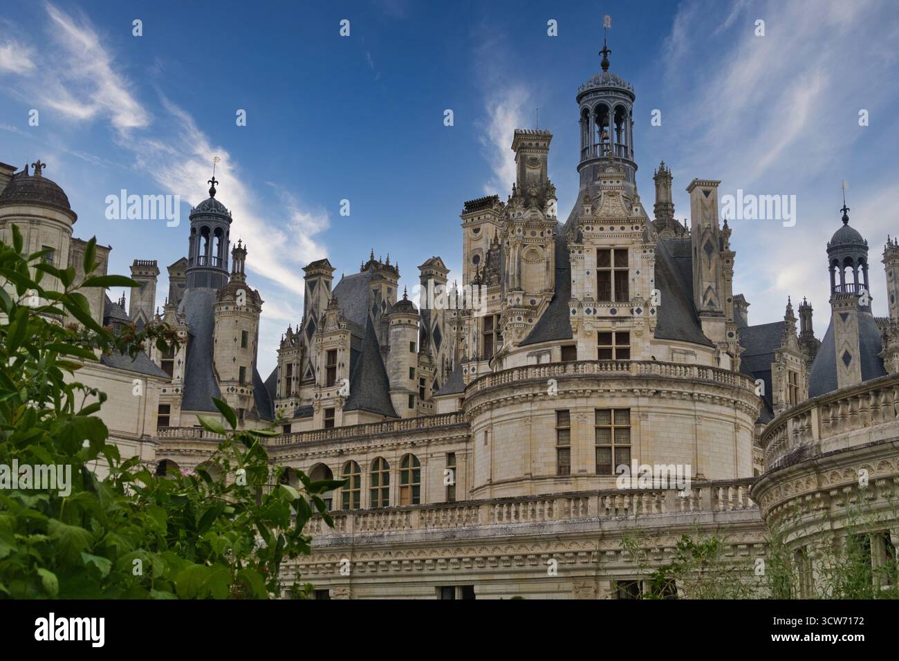 Schloss Chambord surreale Traumlandschaft - abstrakte und künstlerische Doppelbelichtungsaufnahme der Renaissance-Architektur Château de Chambord unter einer dyna Stockfoto