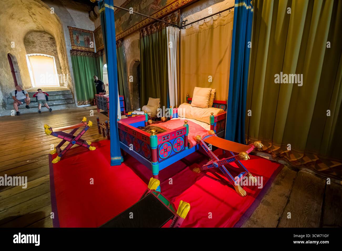 Innenraum eines nachgebildeten königlichen Schlafzimmers im historischen Dover Castle, England. Stockfoto