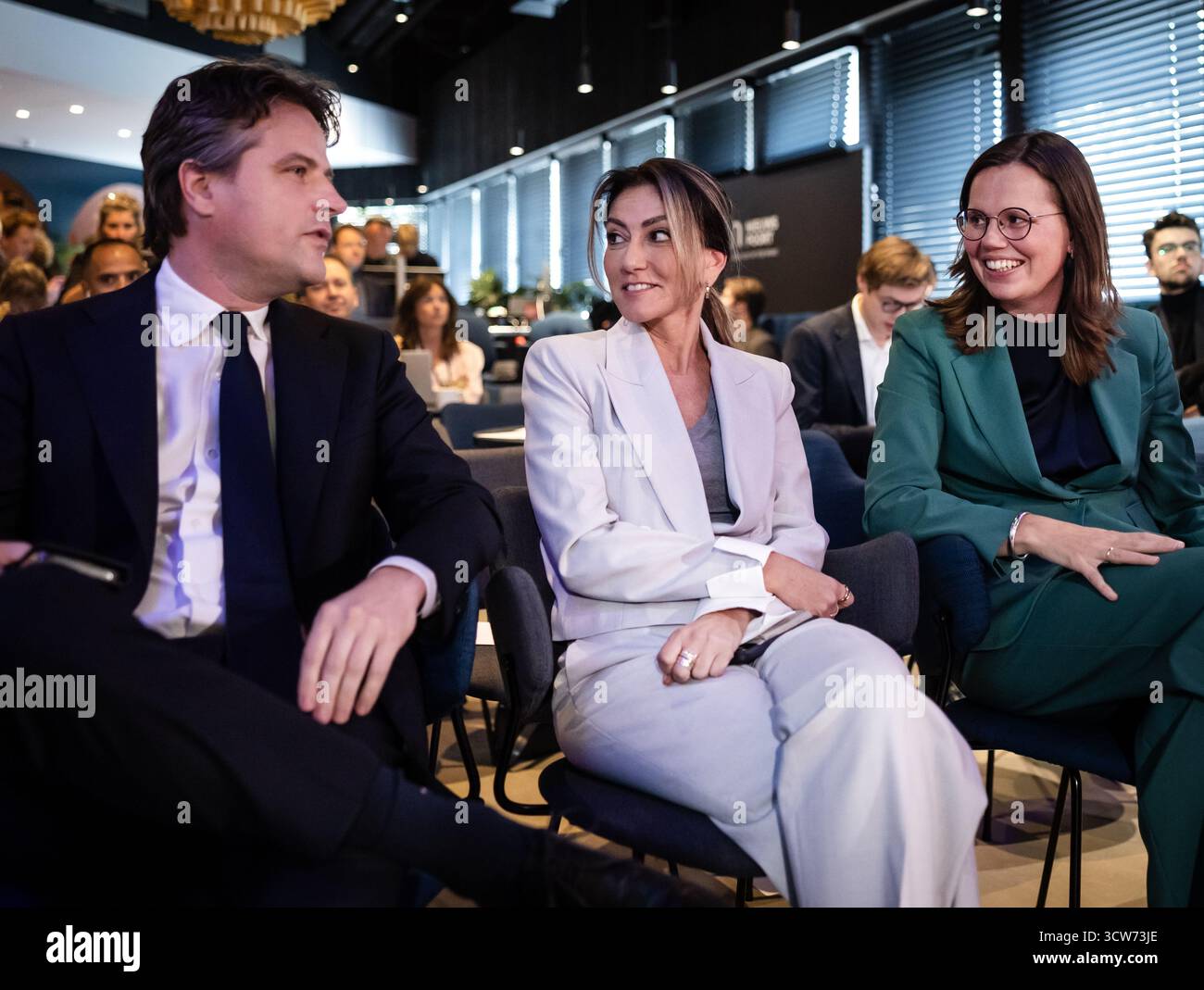 DIE HAAG – Henri Bontenbal (CDA), Dilan Yesilgoz (VVD) und Mirjam Bikker (Christian Union) während der Radio 1 Debatte in Nieuwspoort, traditionell der Auftakt der Wahlsendungen von NOS. Während der Radiodebatte werden Parteiführer Themen wie Wohnraum, Migration, internationale Sicherheit und Vertrauen in die Politik diskutieren. ANP REMKO DE WAAL niederlande Out - belgien Out Credit: ANP/Alamy Live News Stockfoto