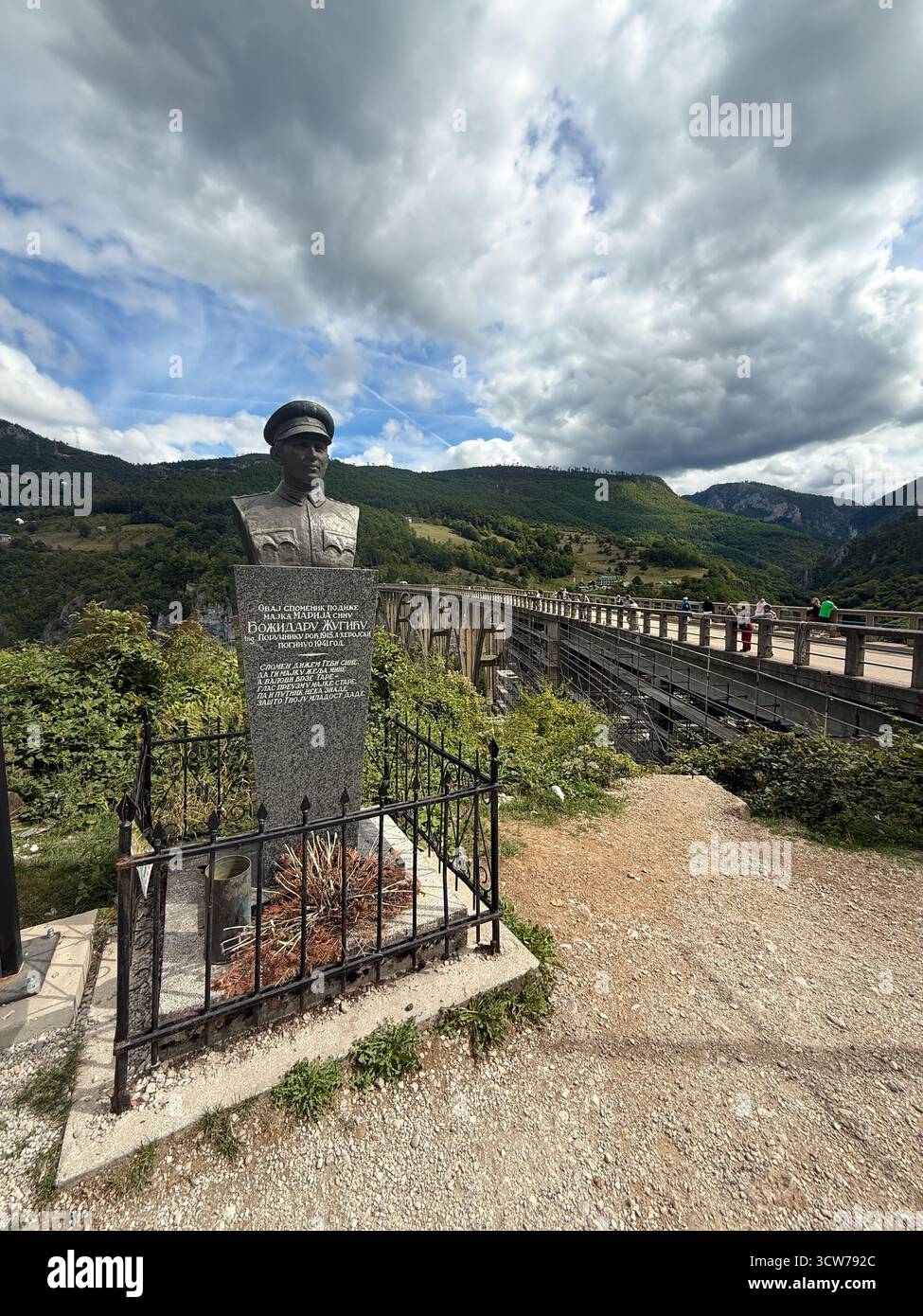 Gedenkstatue für den Ingenieur Lazar Jaukovic Durdevica, Tara-Brücke, Durmitor-Nationalpark, Montenegro. - Smartphone-aufgenommenes Stockfoto
