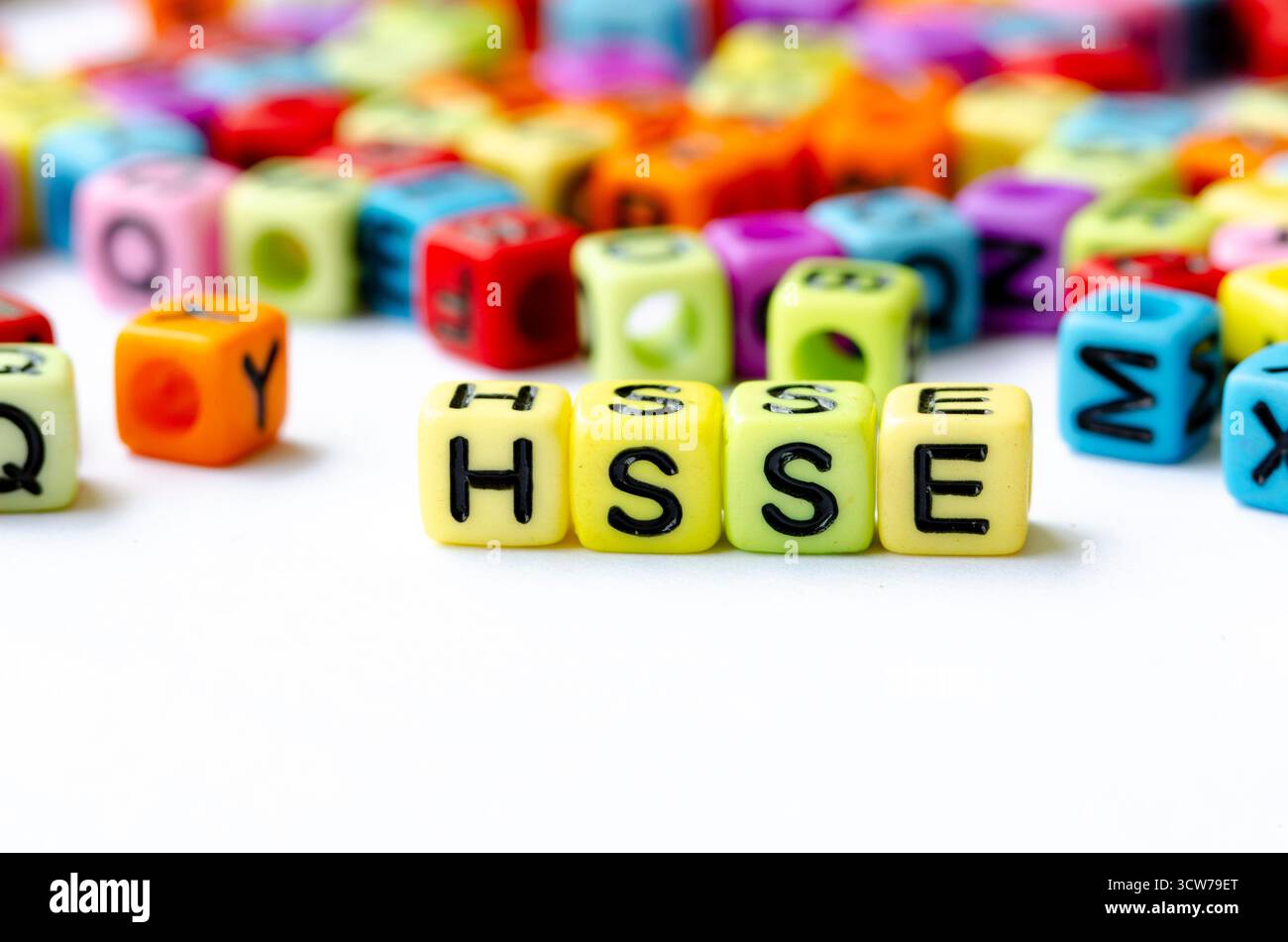 Nahaufnahme des HSSE-Textes auf gelben Würfeln, die Gesundheit, Sicherheit, Sicherheit und Umwelt darstellen. Gesundheits- und Sicherheitskonzept Stockfoto