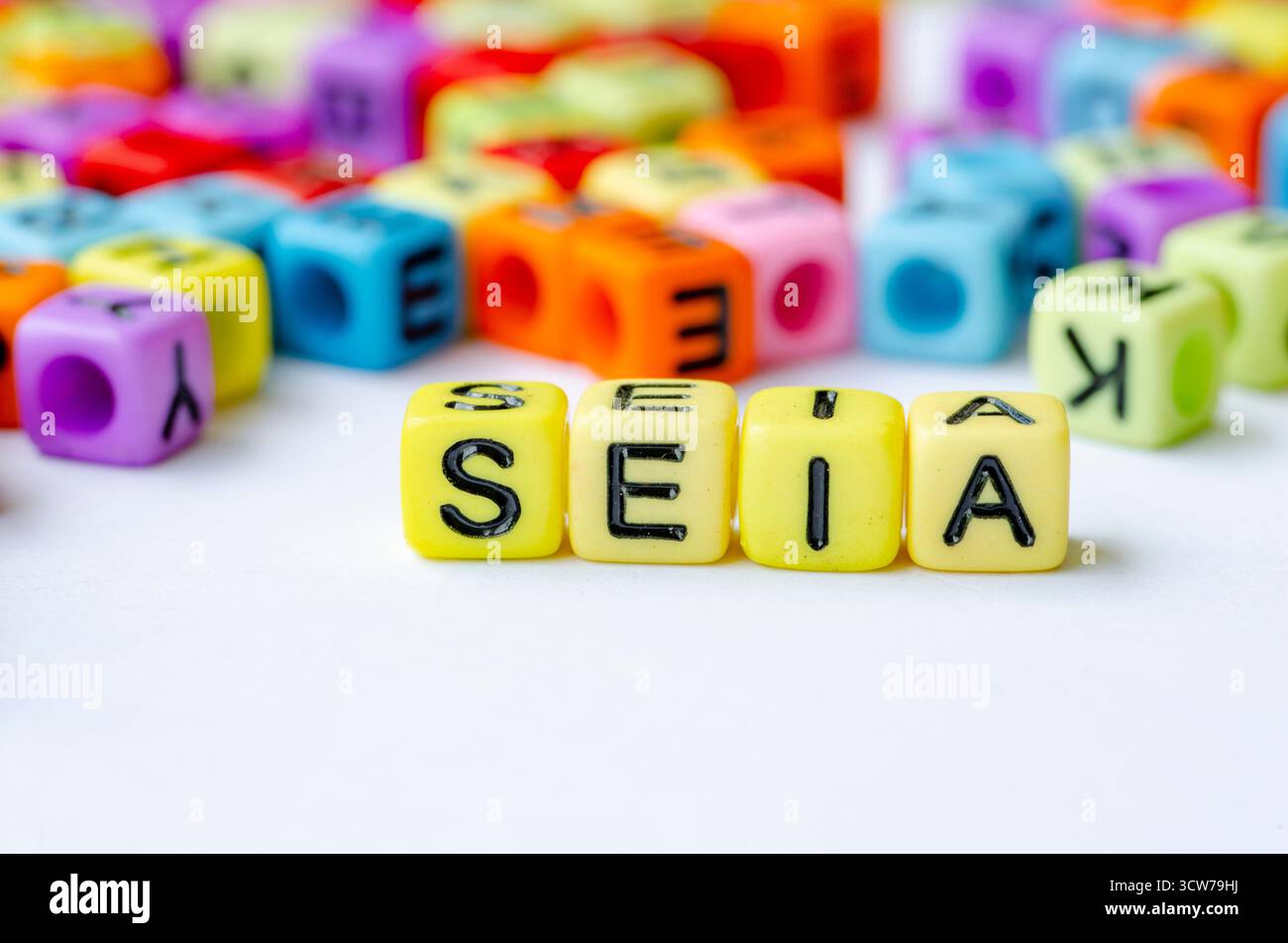 SEIA-Text über mehrfarbigen Würfel, der die Sozial- und Umweltverträglichkeitsprüfung darstellt. Erhaltungskonzept Stockfoto