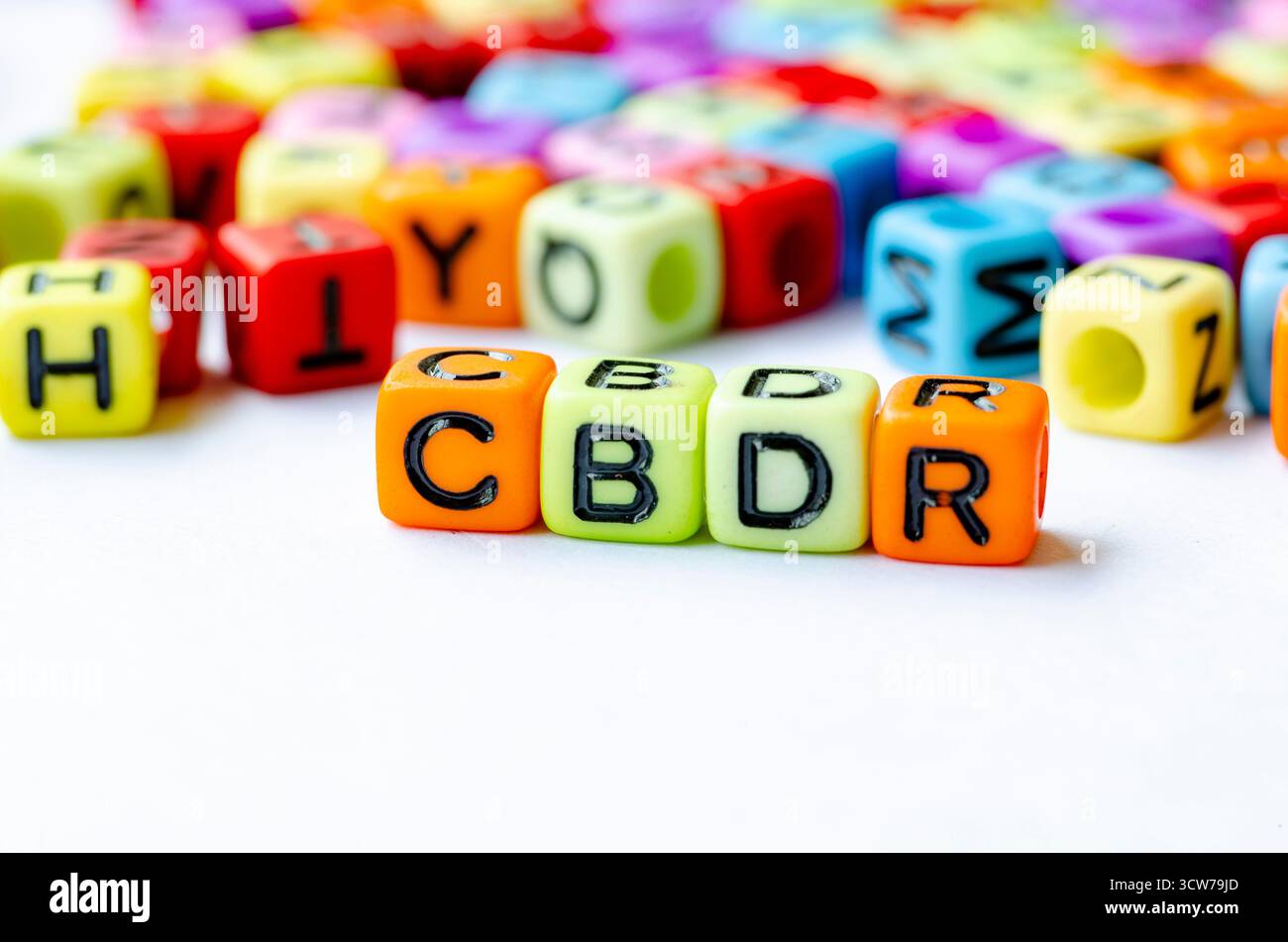 CBDR-Text auf mehrfarbigen Würfeln, die gemeinsame, aber differenzierte Verantwortlichkeiten darstellen. Erhaltungskonzept Stockfoto