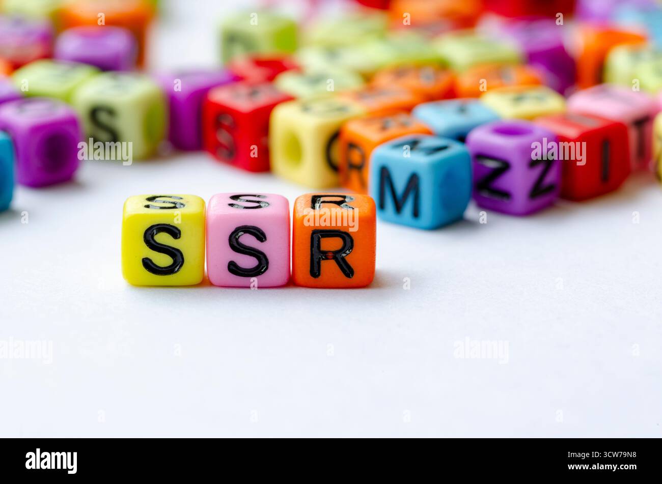 SSR-Text auf mehrfarbigem Würfel, der die Wiederherstellung nachhaltiger Systeme darstellt. Erhaltungskonzept Stockfoto