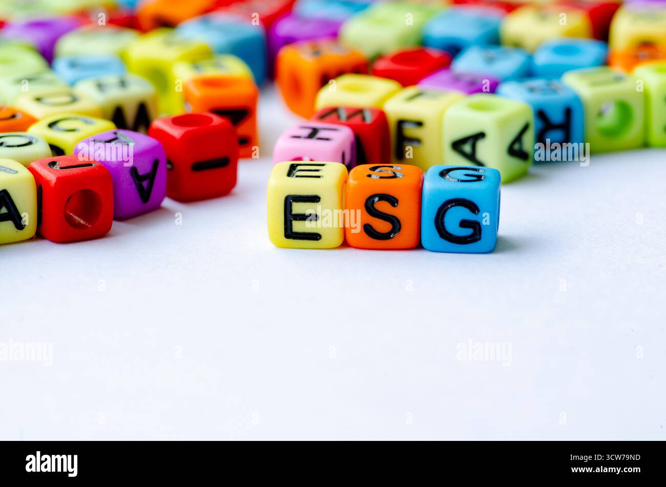 ESG-Text auf mehrfarbigem Würfel für Umwelt, Soziales und Governance. Erhaltungskonzept Stockfoto