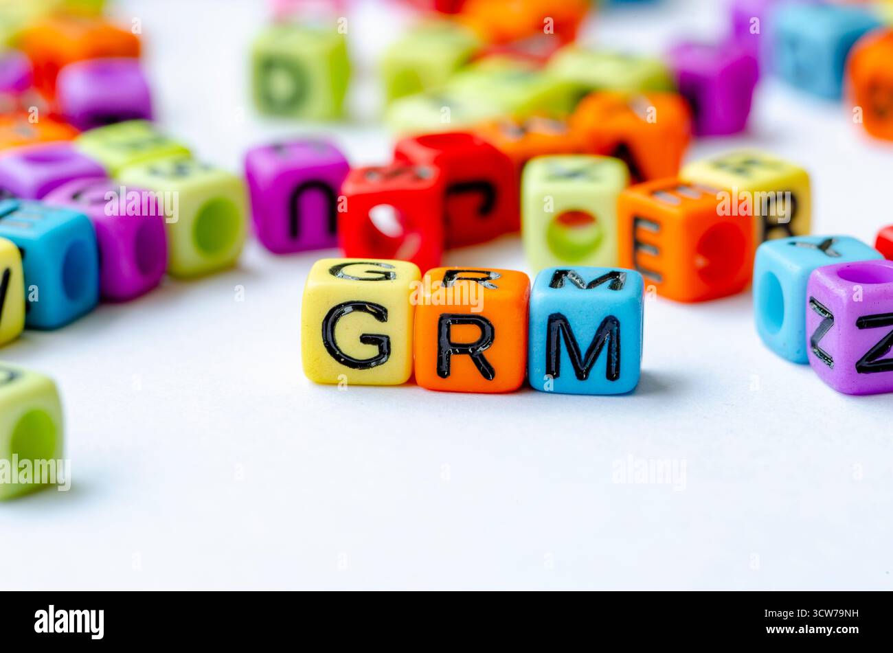 GRM-Text auf mehrfarbigen Würfeln, die den Beschwerdemechanismus darstellen. Erhaltungskonzept Stockfoto