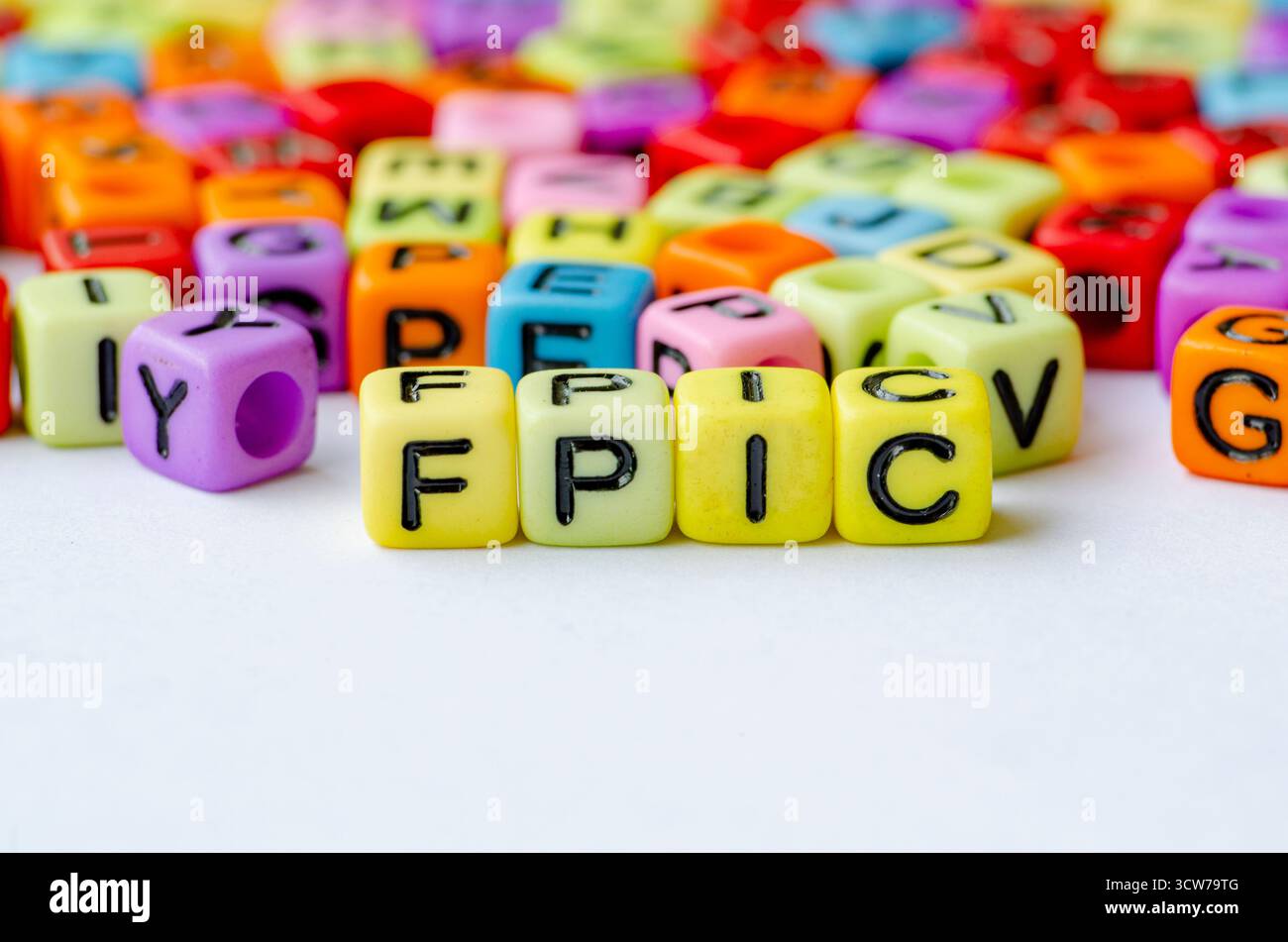 FPIC-Text auf mehrfarbigem Würfel, der die freie, vorherige und informierte Zustimmung darstellt. Erhaltungskonzept Stockfoto