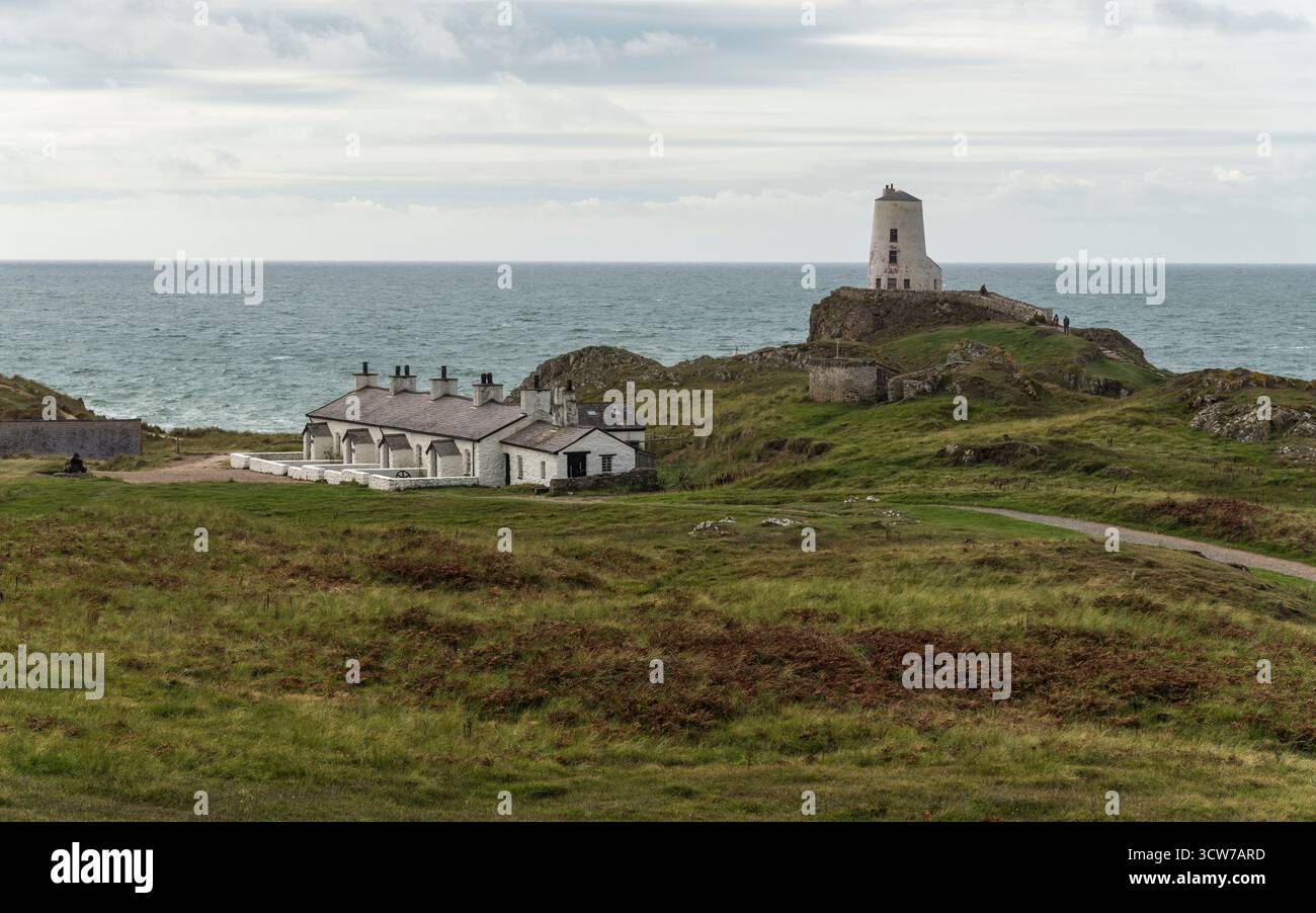 TWR Mawr Leuchtturm und die Pilotenhäuschen auf Llanddwyn Island, Anglesey, Nordwales, Großbritannien. Aufgenommen am 1. Oktober 2025. Stockfoto