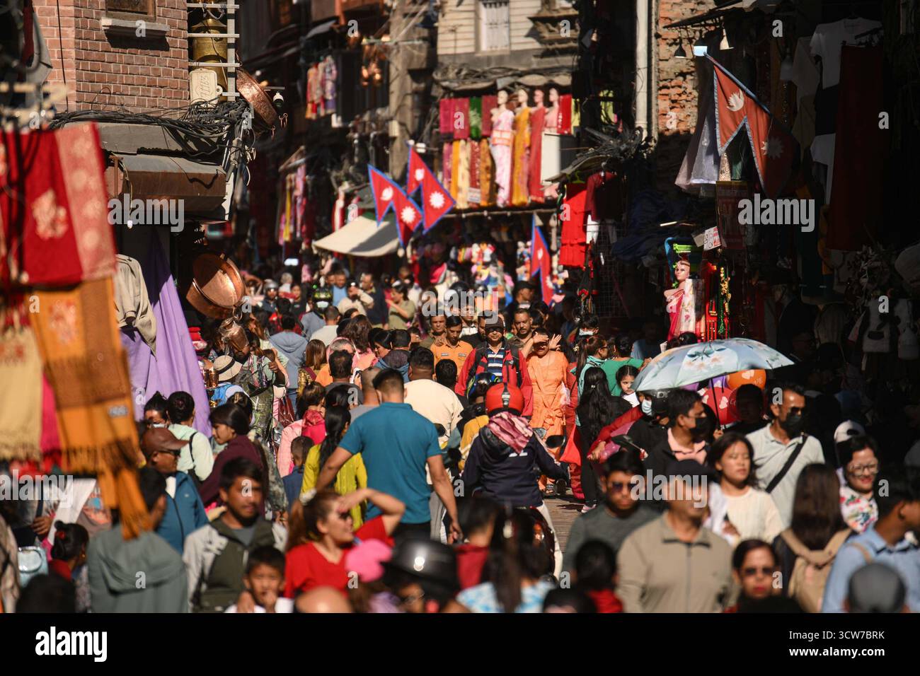 Kathmandu, Nepal. 10. Oktober 2025. Der festliche Tihar-Markt hat eine Woche vor dem Festival in Asan und Indrachowk in Kathmandu, Nepal, begonnen, wo die Käufer an Verkaufsständen diyas, Girlanden, Lichter, Süßigkeiten und verschiedene dekorative Gegenstände verkaufen, während die Stadt sich auf das kommende Lichterfest vorbereitet. Foto: Safal Prakash Shrestha Stockfoto