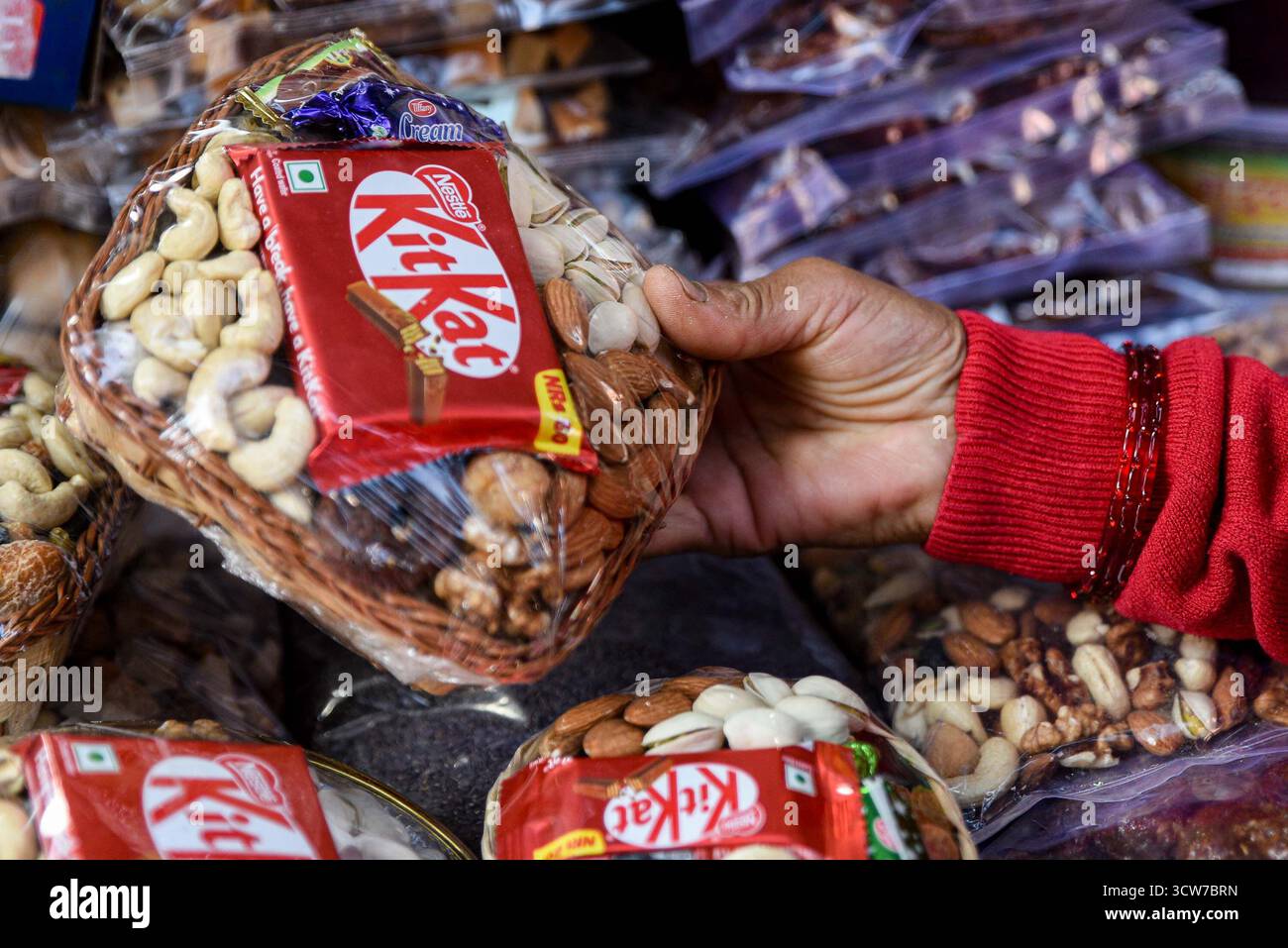 Kathmandu, Nepal. 10. Oktober 2025. Ein Kunde wählt während des Tihar Festivals in Asan, während sich die Stadt auf das Lichterfest vorbereitet, Geschenkbeutel mit Schokolade für Bhai Tika aus trockenem Obst. Foto: Safal Prakash Shrestha Stockfoto