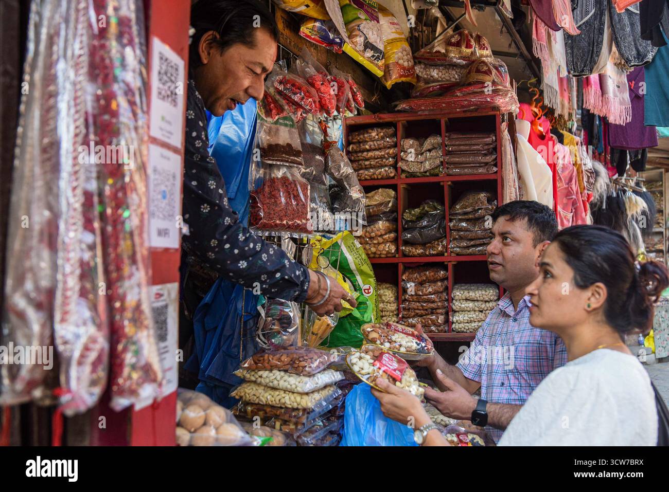 Kathmandu, Nepal. 10. Oktober 2025. Kunden wählen während des Tihar Festivals in Asan, während sich die Stadt auf das Lichterfest vorbereitet, Geschenkbeutel mit Schokolade für Bhai Tika aus trockenem Obst. Foto: Safal Prakash Shrestha Stockfoto