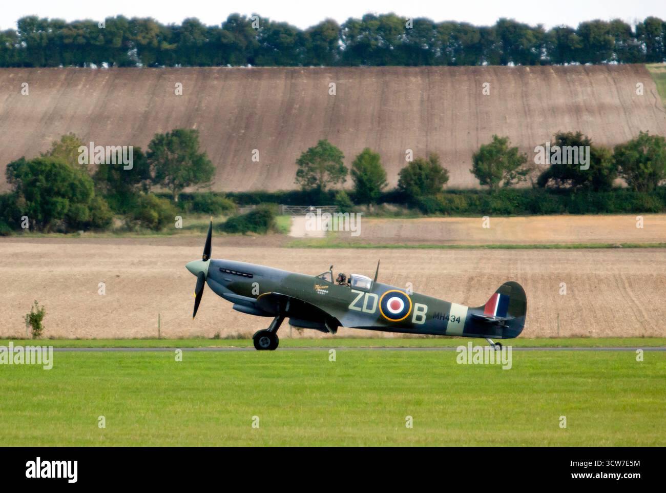 Supermarine Spitfire Mk IX, (MH434), der nach Auftritten in der Big-Wing-Formation bei der Battle of Britain Air Show, IWM Duxford 2025, einschleppte Stockfoto