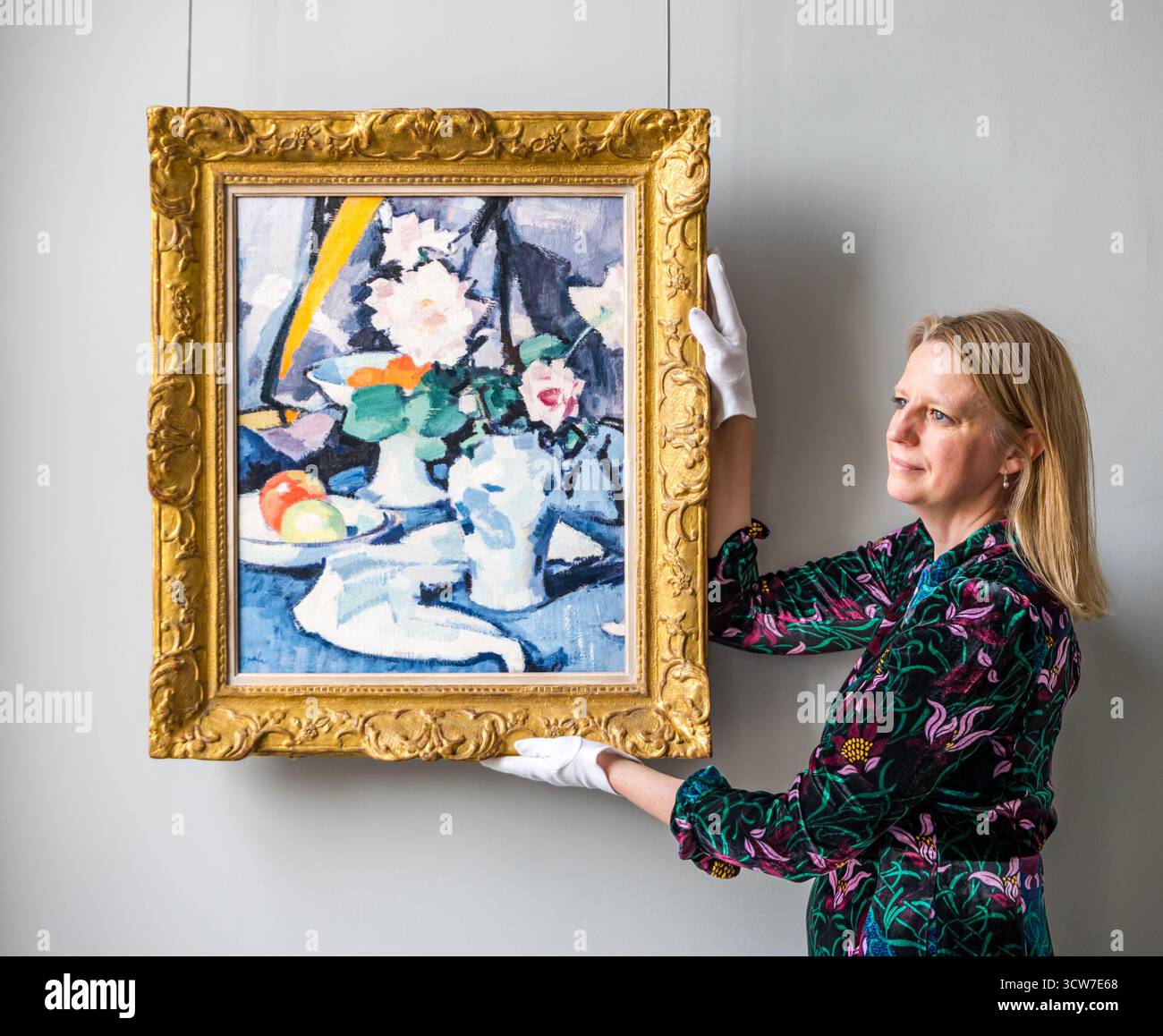 May Matthews (Geschäftsführer) mit Blumenvase und Rosengemälde des schottischen Koloristen Samuel Peploe, Bonhams Auction Sale, Edinburgh Stockfoto