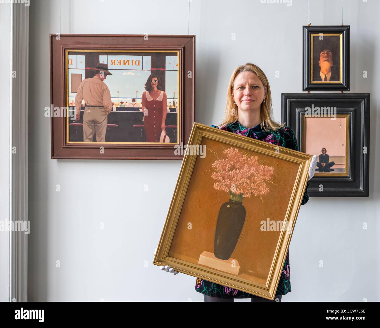 May Matthews (Geschäftsführer) mit Gemälden von Jack Vettraiano und auch als Jack Hoggan, Bonhams Auction Sale, Edinburgh, Schottland, Großbritannien Stockfoto