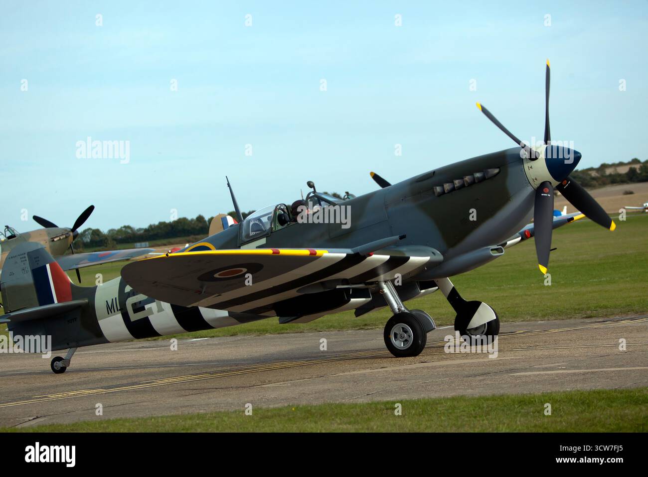 Supermarine Spitfire Mk IX (ML417), der nach Auftritten in der Big-Wing-Formation bei der Battle of Britain Air Show, IWM Duxford 2025, einschleppte Stockfoto