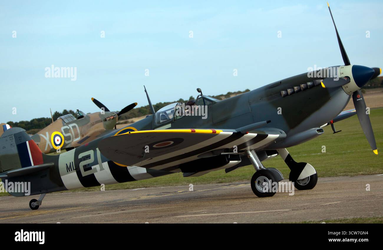 Supermarine Spitfire Mk IX (ML417), der nach Auftritten in der Big-Wing-Formation bei der Battle of Britain Air Show, IWM Duxford 2025, einschleppte Stockfoto