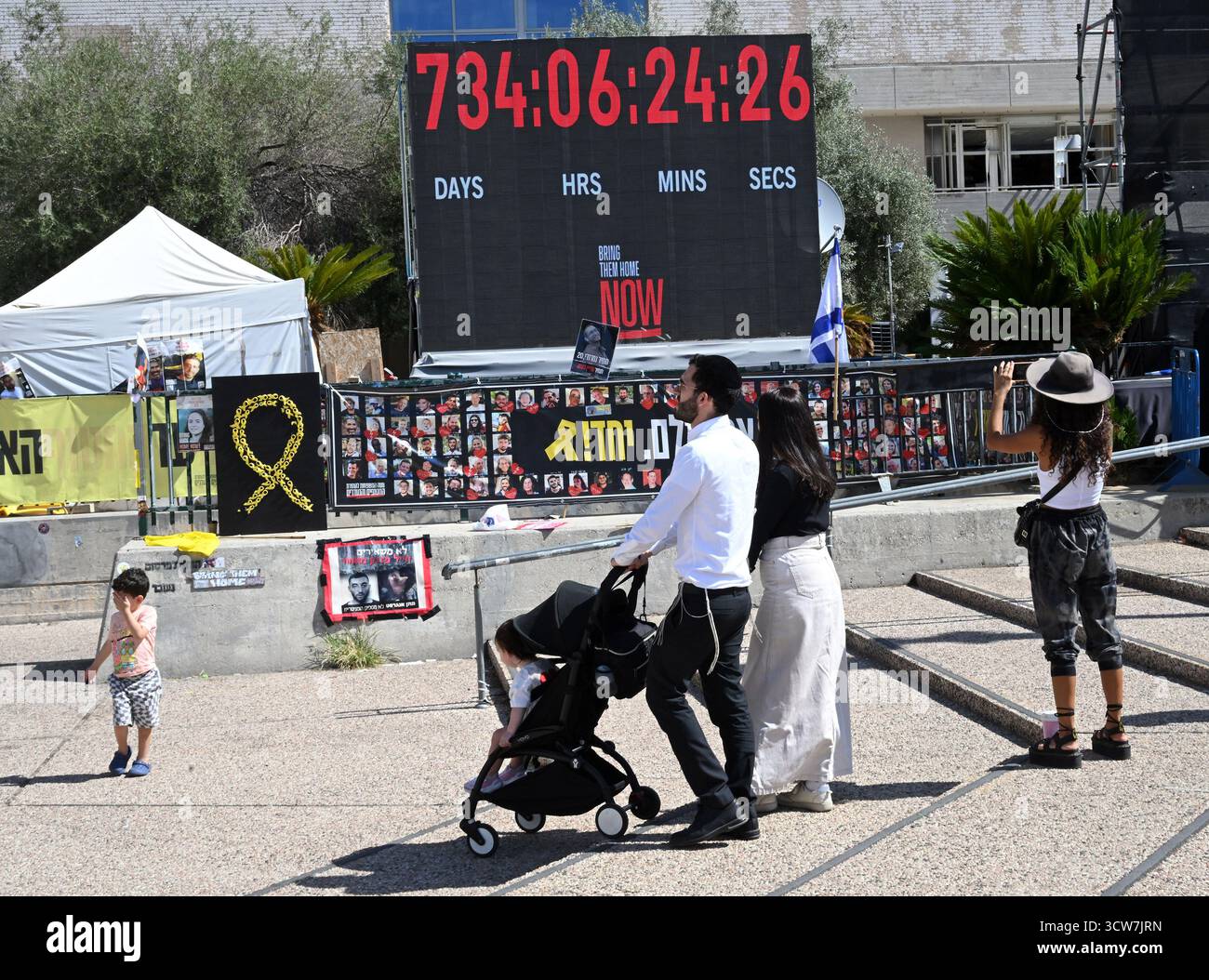 Tel Aviv, Israel. Oktober 2025. Die Menschen sehen sich einen Timer an, der die Tage, Stunden, Minuten und Sekunden zählt, die israelische Geiseln von der Hamas aus Gaza am Freitag, den 10. Oktober 2025, auf dem Geiselplatz in Tel Aviv festgehalten wurden. Die Geiseln sollen in den nächsten 72 Stunden während der ersten Phase des Friedensplans von US-Präsident Donald Trump freigelassen werden. Trump wird Israel am Montag besuchen, um den israelischen Premierminister Benjamin Netanjahu und Geiselfamilien zu treffen und vor der israelischen Knesset, dem Parlament, zu sprechen. Foto: Debbie Hill/ Credit: UPI/Alamy Live News Stockfoto